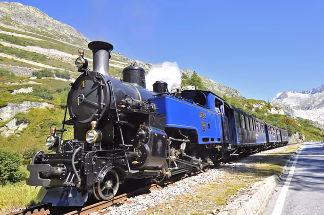Mit Volldampf über den Furkapass (2436m). Die Lokomotiven könnten Zeitgenossen der Urgroßeltern sein: Sie wurden zwischen 1902 und 1913 erbaut.