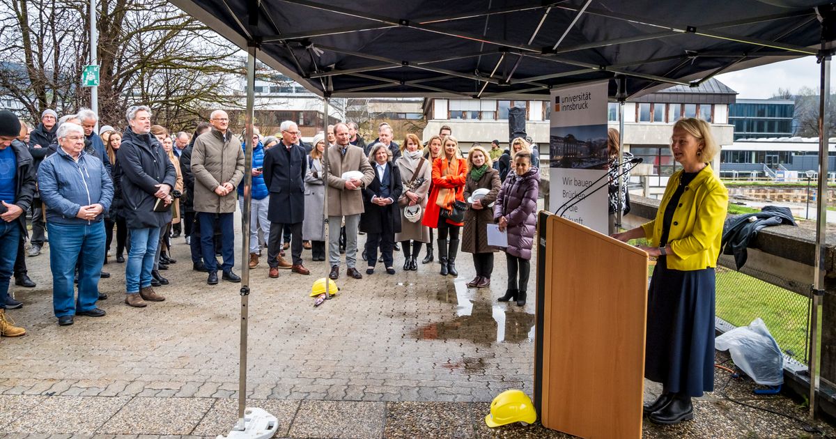 Ansatzlos-den-Sessel-vor-die-T-re-gestellt-Uni-nach-Abfuhr-f-r-Rektorin-wie-gel-hmt