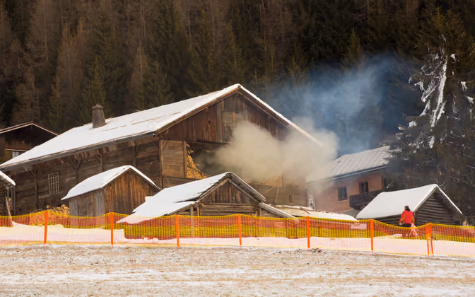 In Obertilliach geht beim James-Bond-Dreh der Rauch auf.