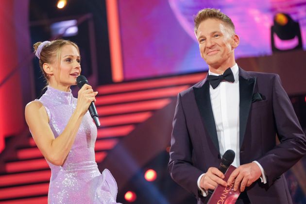 Das Moderations-Duo Mirjam Weichselbraun und Andi Knoll. 