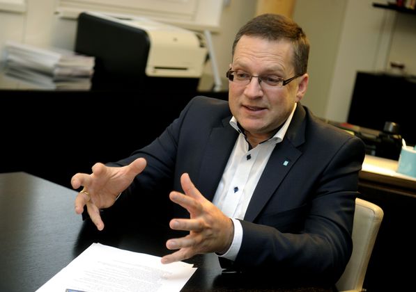 „Früher fiel mir die Sigi als kritische, aber stets sachliche Abgeordnete im Umgang mit Wissenschaftsministern auf. Heute kann ich sagen: Sie ist eine g'scheite, junge Politikerin.” – ÖVP-Klubchef August Wöginger streut seinem grünen Gegenüber Maurer Rosen...
