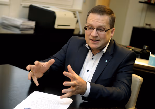 „Früher fiel mir die Sigi als kritische, aber stets sachliche Abgeordnete im Umgang mit Wissenschaftsministern auf. Heute kann ich sagen: Sie ist eine g'scheite, junge Politikerin.” – ÖVP-Klubchef August Wöginger streut seinem grünen Gegenüber Maurer Rosen...