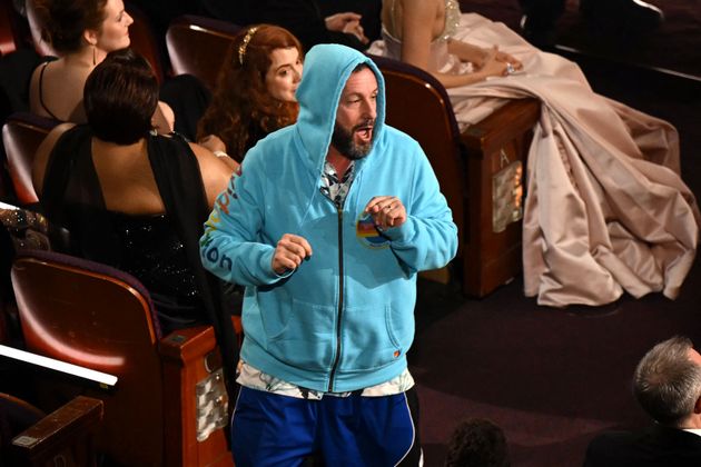 Adam Sandler sorgt für Lacher.