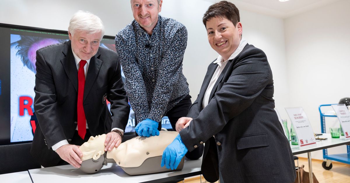 Erste-Hilfe-Kabarett-Markus-Koschuh-bringt-lebensrettendes-Wissen-auf-die-B-hne