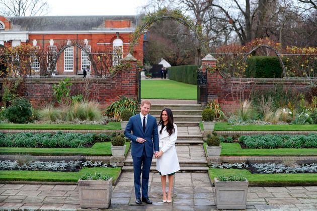 Beim ersten offiziellen Foto nach der Bekanntgabe der Verlobung strahlt Meghan neben Harry in einem weißen Wollmantel der kanadischen Marke Line und Wildleder-Pumps von Aquazzura.