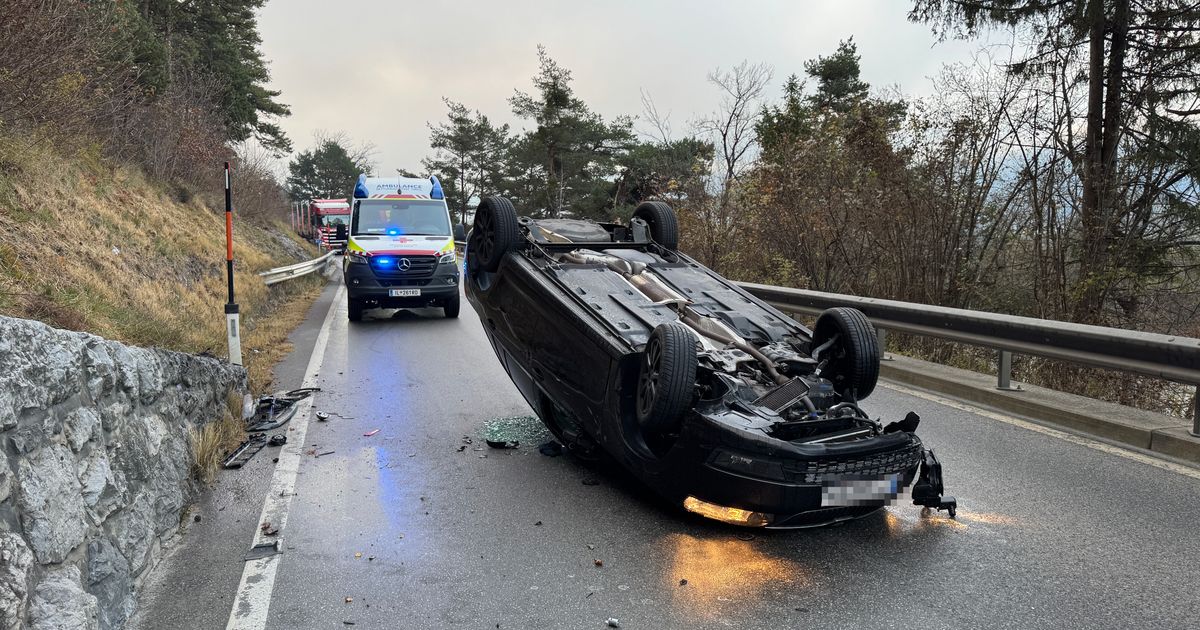Auto-berschlug-sich-Tiroler-Stra-e-bei-Zirl-komplett-gesperrt