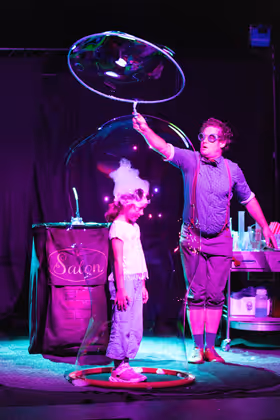 Alchemie wird lebendig, wenn Prof. Bubbles Seifenblasen in pures Lachen verwandelt!