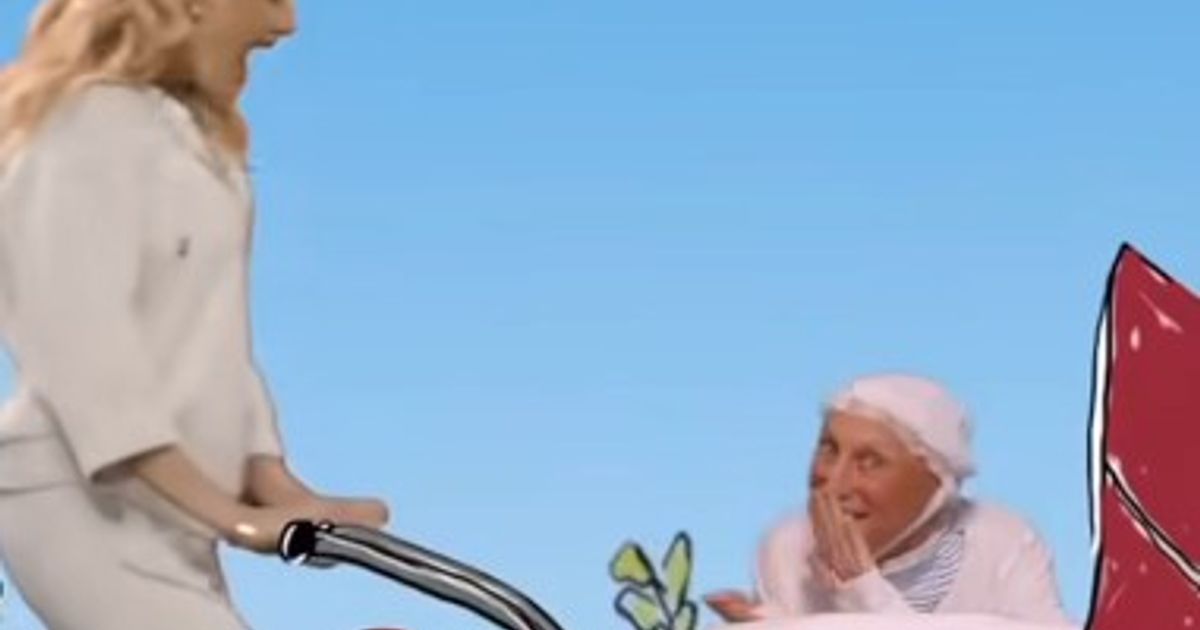 Helene-Fischer-schiebt-Otto-Waalkes-im-Kinderwagen-zu-Baby-Shark-