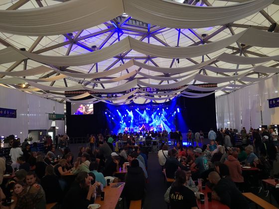 Blick in die Kuppelarena am frühen Abend.