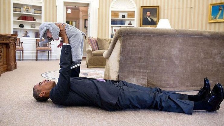 Mit Kindern kann Obama gut: An Halloween 2015 hebt der Präsident die kostümierte Tochter seines Mitarbeiters Ben Rhodes in die Höhe. Obama spielt laut dem Weißen Haus gern und regelmäßig mit ihr.