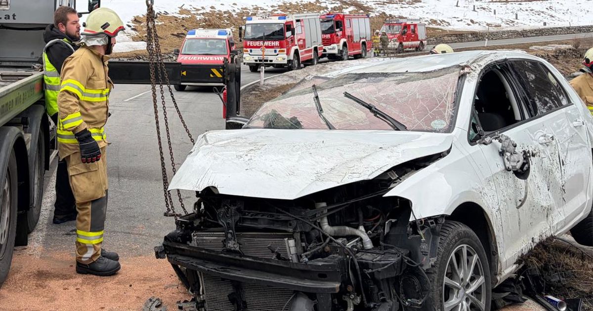 Auto-prallte-gegen-Steinmauer-Zwei-Jugendliche-bei-Unfall-im-Kaunertal-verletzt