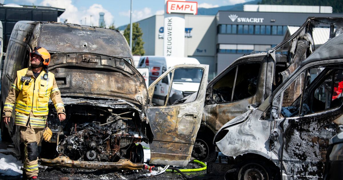 Transport-Lkw-gerieten-in-Hall-in-Brand-Zeuge-berichtet-von-Explosionen