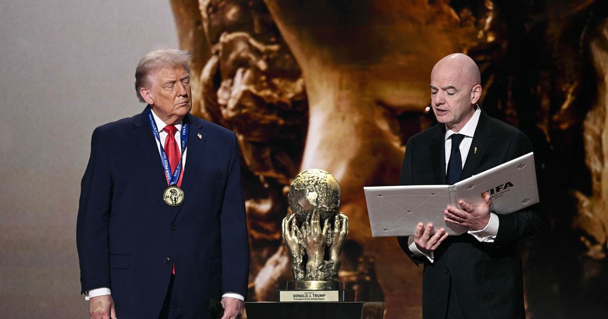 -erniedrigendes-verhalten-kopfsch-tteln-ber-fifa-friedenspreis-f-r-trump