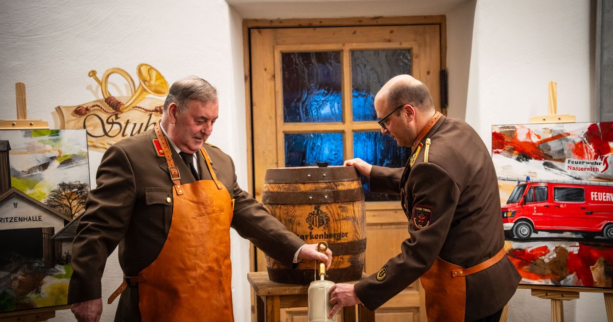 L-schangriff-der-Nassereither-Feuerwehr-Kameraden-mit-eigenem-Bier-zum-Jubil-um