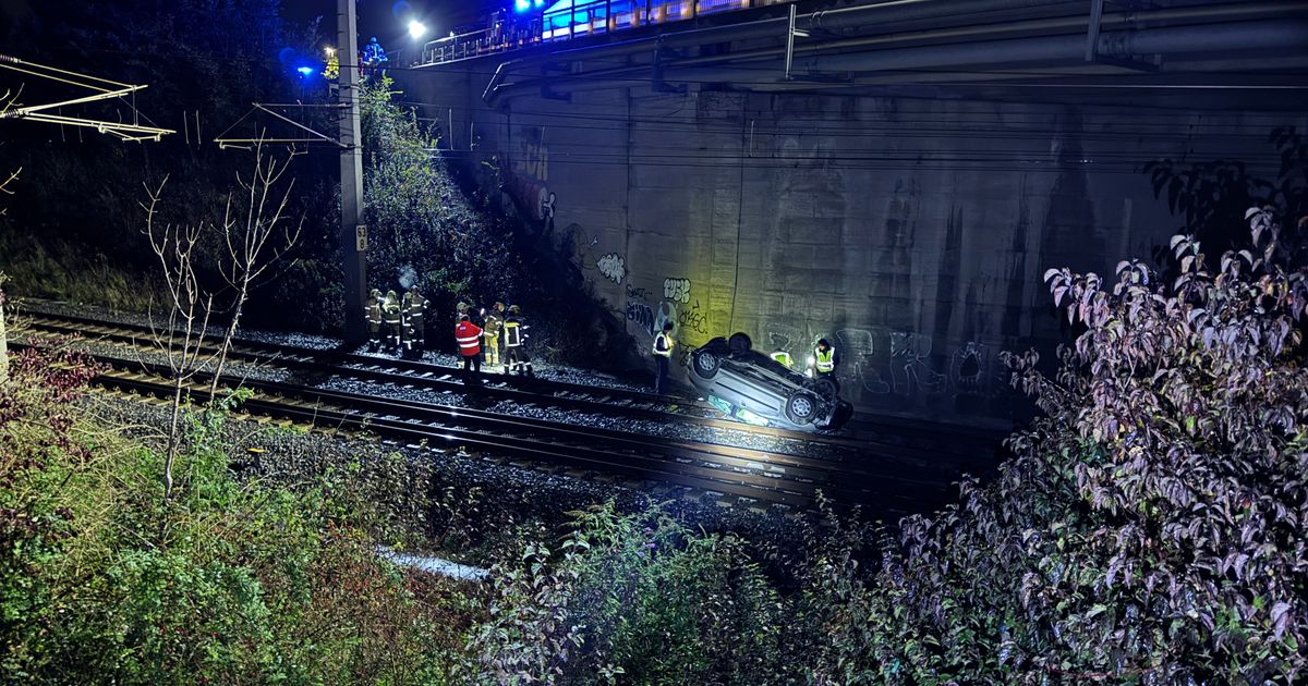 Auto-landete-bei-Mils-auf-Bahngleis-Verletzter-Lenker-fl-chtete-vom-Unfallort