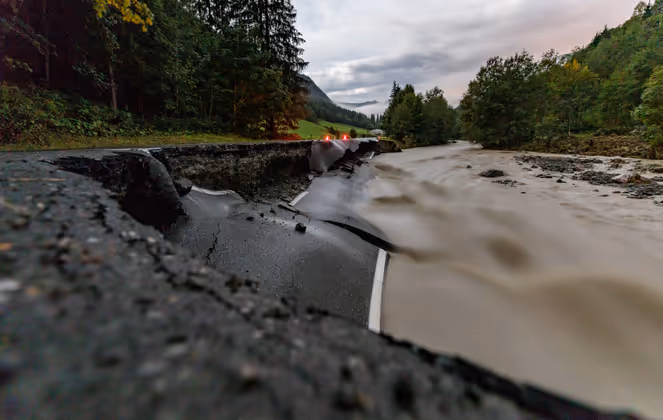 Die Glemmtaler Landesstraße (L111) wurde zum Teil weggespült.