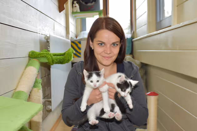 Sabrina Steidl (im Bild) und Sandra Dekassian kümmern sich mit viel Engagement und Einsatz um die tierischen Bewohner.