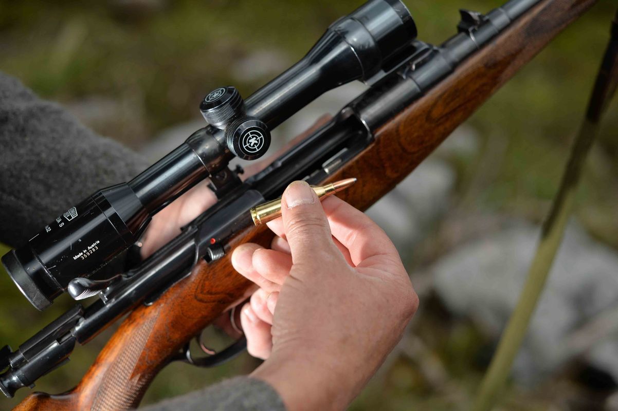 Gewehr explodiert: 76-jähriger Jäger in Walchsee bei Schießübung verletzt