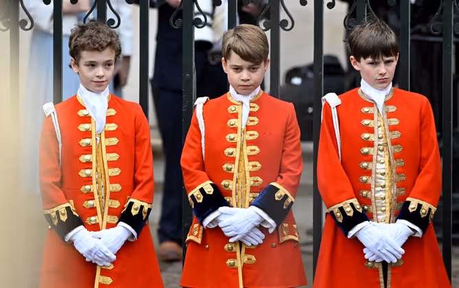 Prinz George of Wales (Mitte) begleitet mit insgesamt drei weiteren Pagen seinen Großvater bei der Krönungszeremonie.