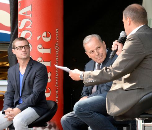 Auf der Bühne interviewte Vahrner Stefan Föger (li.) und Arthur Thöni (Mi.).