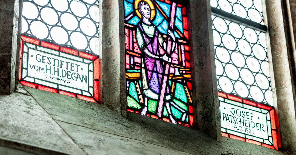 Fenster-in-Jenbacher-Kirche-bleibt-doch-Nur-Schriftzug-von-Dekan-verschwindet