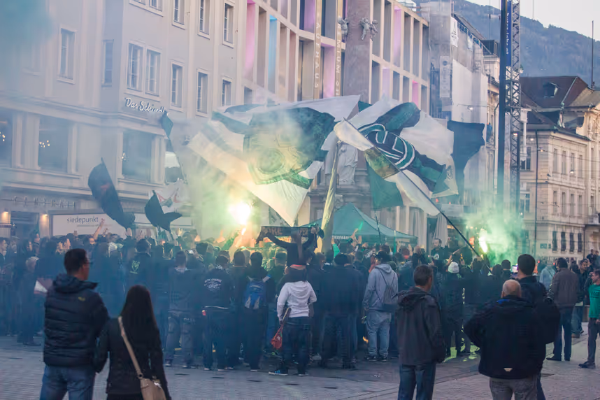 Erst marschierten die Fans, dann der FC Wacker im Derby