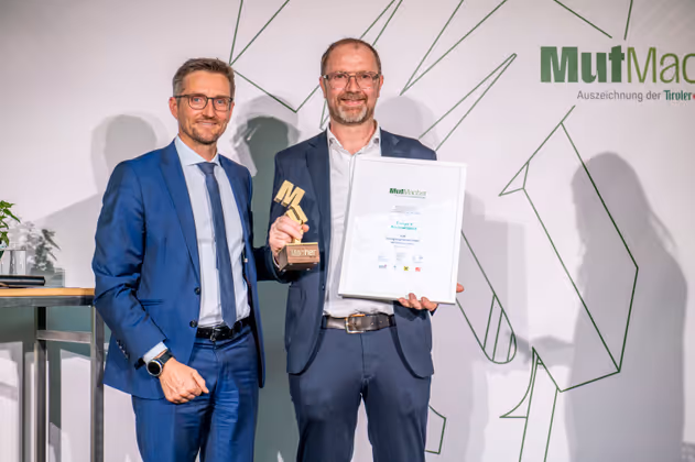 V.l.: Michael Kraxner, Vorstandsmitglied TIWAG, übergab den Jurypreis in der Kategorie „Energie & Nachhaltigkeit“ an Christian Hutter (IDM Energiesysteme GmbH).