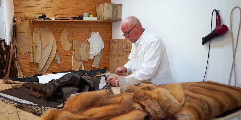 Pelz ist ein Naturprodukt und im Trend. Mit fachgerechtem Upcycling lassen sich aus gut erhaltenen alten Stücken ressourcenschonend hochwertige neue Outfits schneidern.