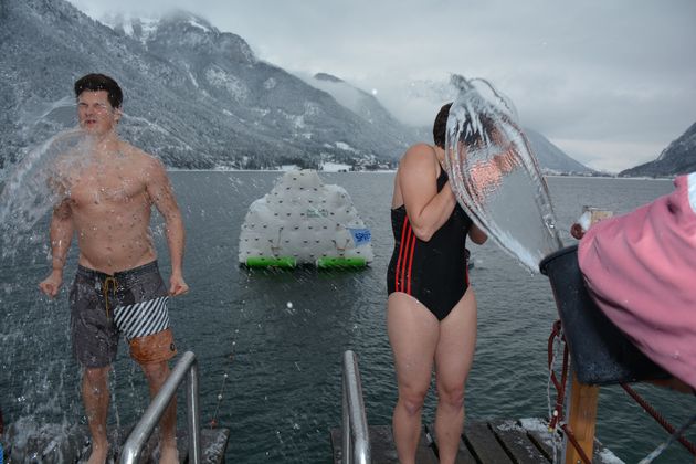 Die Akklimatisierung vor dem Sprung ins kalte Nass durfte freilich auch nicht fehlen.