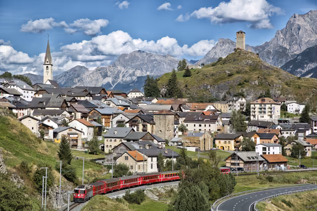 Die Rhätische Bahn bei Ardez im Engadin.