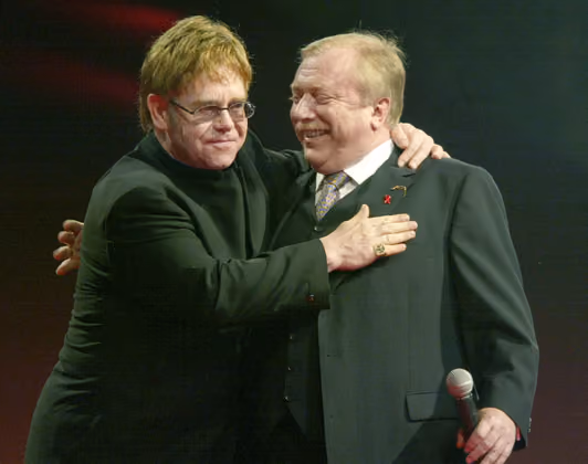 Wiens Bürgermeister Michael Häupl (r.) und Elton John vor Beginn der Modenschau beim Life Ball 2002.