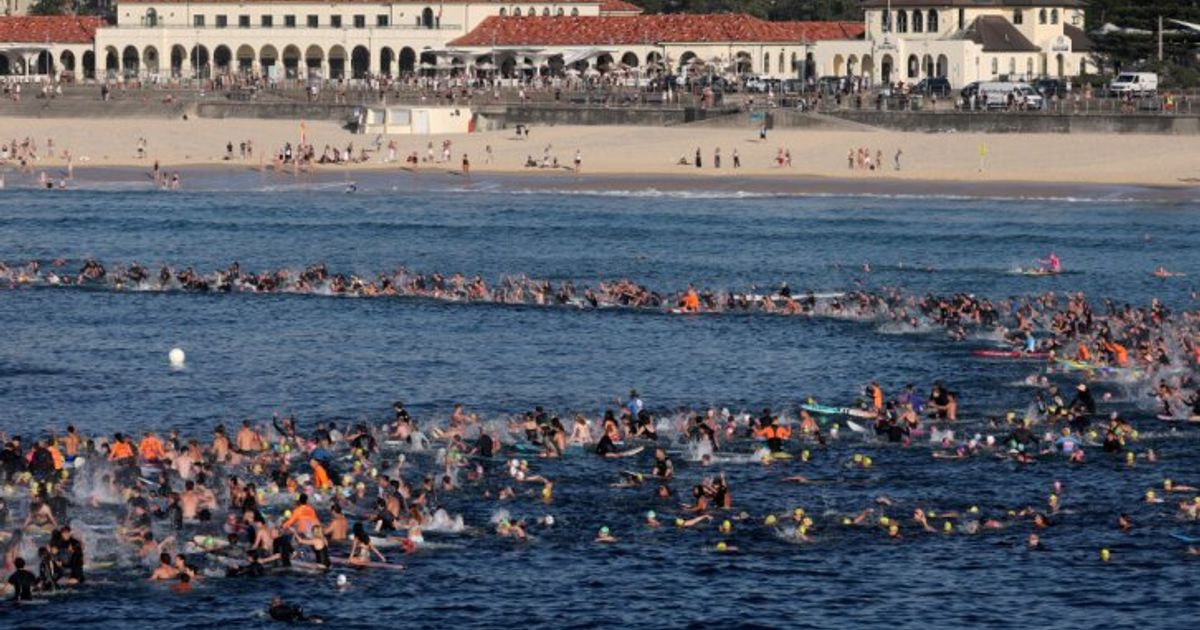 Hunderte-Surfer-gedenken-am-Bondi-Beach-der-Terroropfer