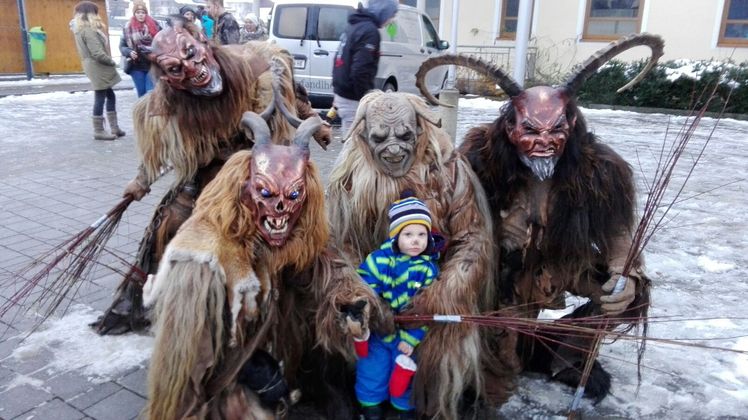 Die Rumersbacher Höllngarde beim Niederndorfer Umzug.