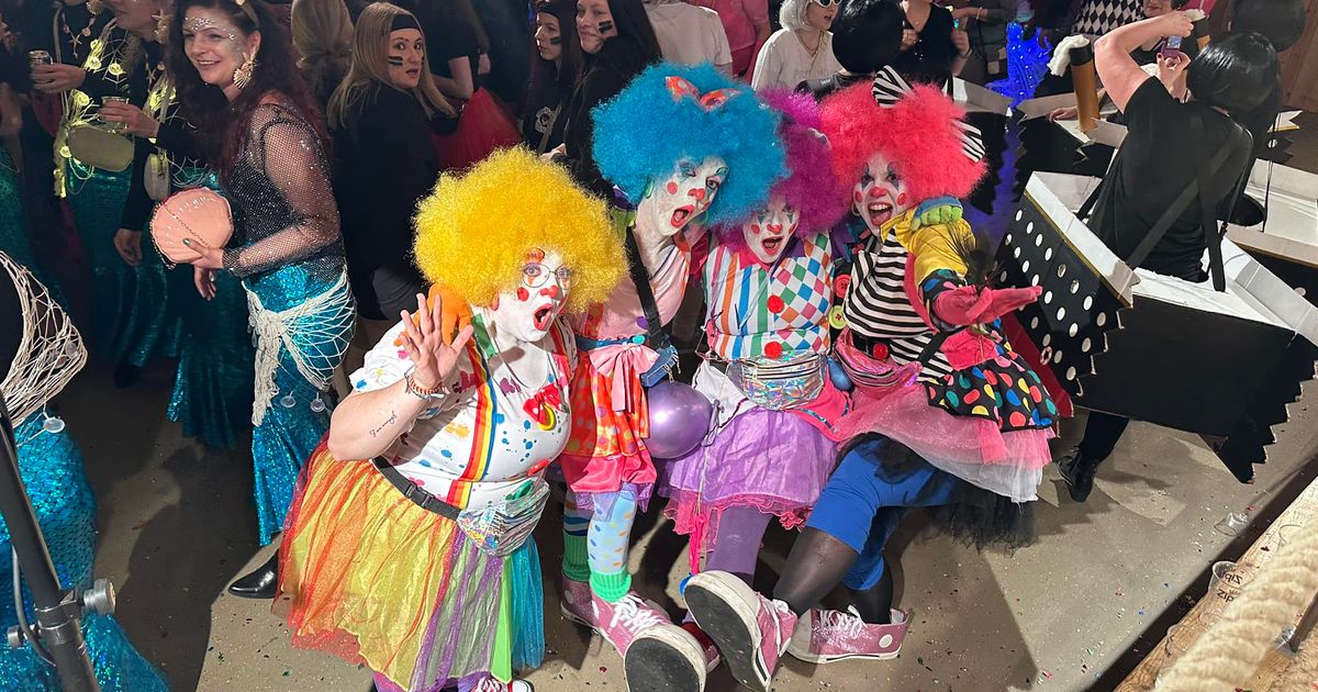 Schlitters-tanzt-Faschingsball-mit-Zi-Ga-Manda-und-Schellenschlagern