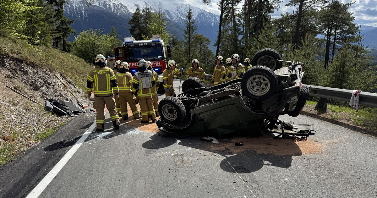 Zwei-Verletzte-nach-schwerem-Unfall-mit-Gel-ndewagen-auf-Buchener-Landesstra-e