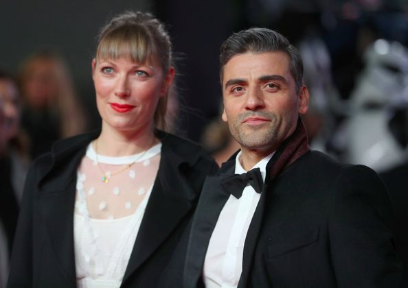 Schauspieler Oscar Isaac brachte seine Partnerin Elvira Lind mit.