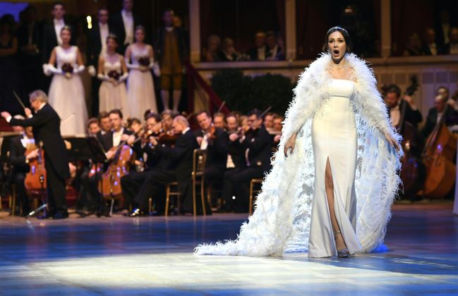 Starsänger Aida Garifullina sang zuerst das Duett „Sempre Libera" aus La Traviata von Giuseppe Verdi mit Piotr Beczala.