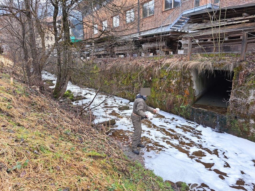 Ursache nun bekannt: Unbekannte Flüssigkeit in Bach bei Itter gefunden