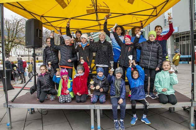 Gruppenfoto der Erstplatzierten mit Pokal.