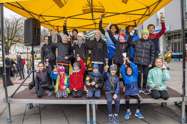 Gruppenfoto der Erstplatzierten mit Pokal.