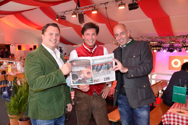 ORF-Marketingleiter Roland Tanzer mit TT-Marketingchef Norbert Adlassnig (r.) und Alexander Lena (l.; Luna promotions) bei der Eröffnung.