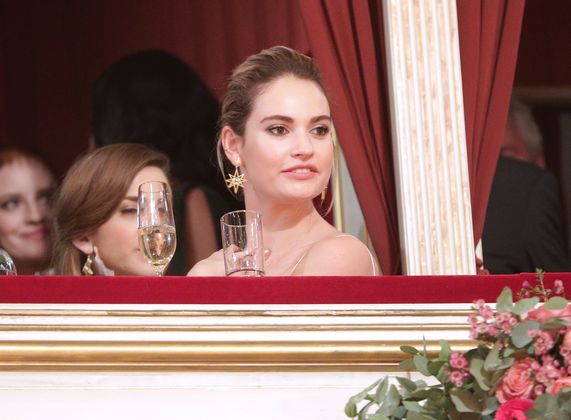 Schauspielerin Lily James voller Erwartung vor der Eröffnung.