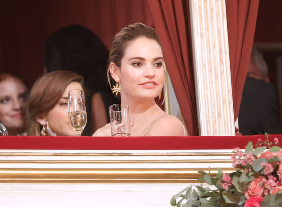 Schauspielerin Lily James voller Erwartung vor der Eröffnung.