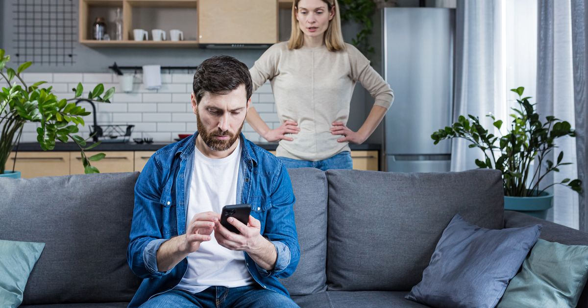 Wenn-der-Ex-oder-der-Partner-die-digitale-Abh-ngigkeit-missbraucht