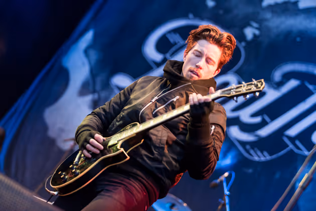 Air+Style-Boss Shaun White griff beim Auftritt der Bad Things selbst in die Gitarren-Saiten.
