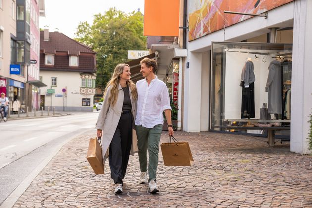 Am Karfreitag öffnen viele Geschäfte in Kufstein ihre Türen bis 20 Uhr. Dabei kann man entspannt die neuesten Frühlingstrends erkunden. 