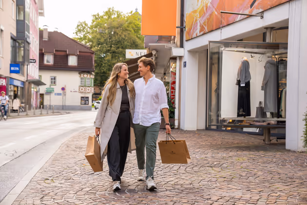 Am Karfreitag öffnen viele Geschäfte in Kufstein ihre Türen bis 20 Uhr. Dabei kann man entspannt die neuesten Frühlingstrends erkunden. 