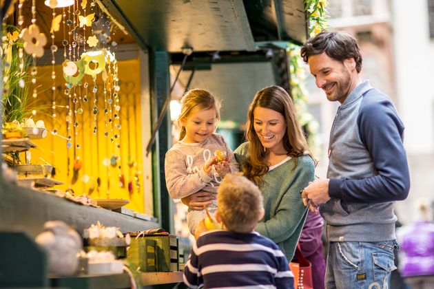 Mehr als 30 Stände bieten Kunsthandwerk und internationale Spezialitäten an, während die Kinderwelt Kreativinseln und Urban Blooms grüne Oasen schaffen. 