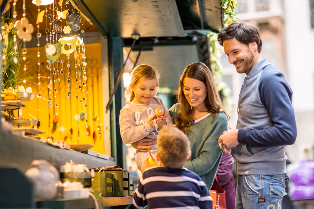 Mehr als 30 Stände bieten Kunsthandwerk und internationale Spezialitäten an, während die Kinderwelt Kreativinseln und Urban Blooms grüne Oasen schaffen. 