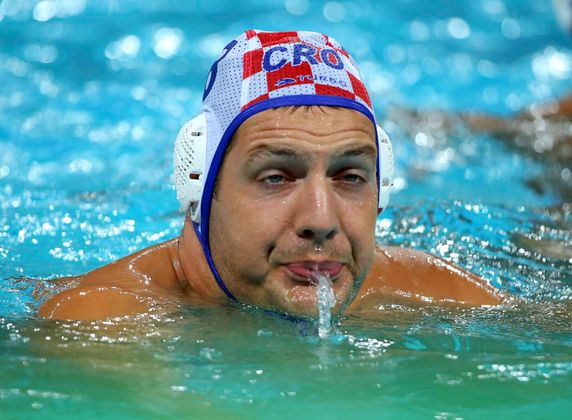 Dem kroatischen Wasserballer Andro Buslje steht das Wasser bis zum Hals.